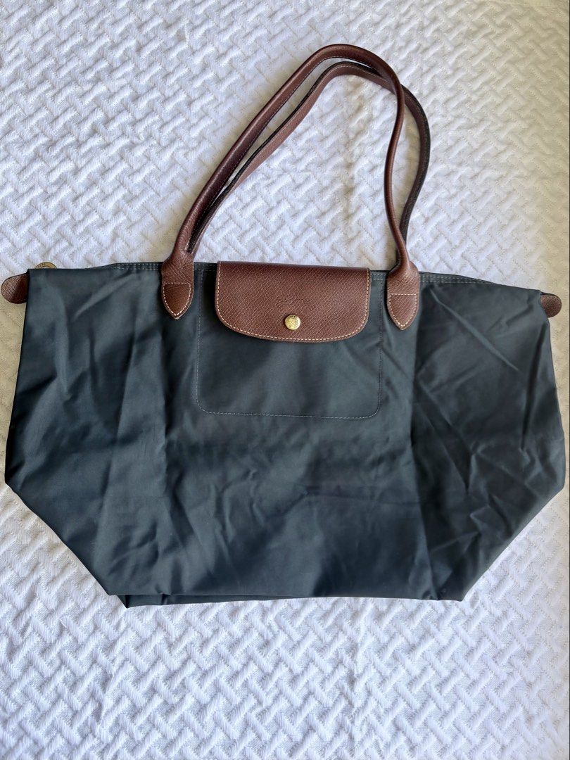 Preloved longchamp large long handle graphite (Category: Tote Bags) located in Bacolod City. Submitted by poppylouri.ph (Listing ID 1461945600, Image 1). Description: Original preloved LC. No rubs, no bubbles just a minimal sign of use. Overall perfect pa for everyday use. SF c/o buyer. NO COD. .