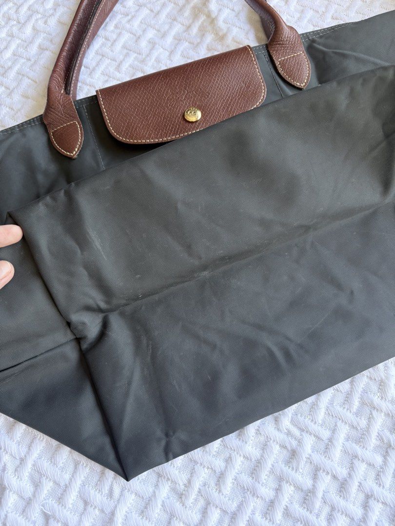 Preloved longchamp large long handle graphite (Category: Tote Bags) located in Bacolod City. Submitted by poppylouri.ph (Listing ID 1461945600, Image 2). Description: Original preloved LC. No rubs, no bubbles just a minimal sign of use. Overall perfect pa for everyday use. SF c/o buyer. NO COD. .