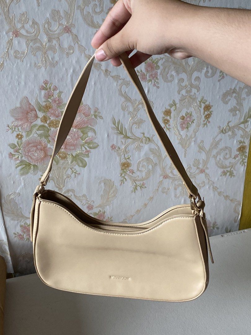 preloved mossdoom shoulder bag (Category: Shoulder Bags) located in Bacoor. Submitted by horchataeri (Listing ID 1461873003, Image 1). Description: preloved mossdoom shoulder bag apricot color condition: 7/10 Zipper still working issues posted tarnish on hardware.