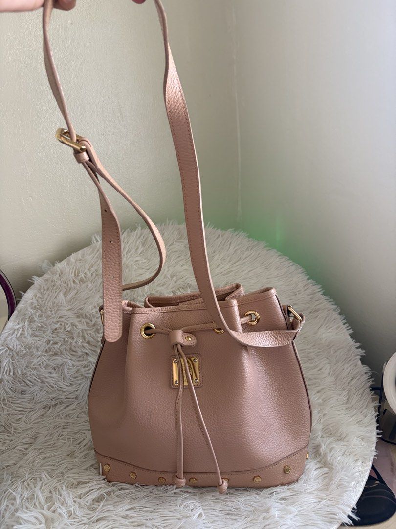 Preloved St. Scott Bucket bag (Category: Cross-body Bags) located in General Mariano Alvarez. Submitted by maxiscollections (Listing ID 1461949910, Image 2). Description: Preloved St. Scott Bucket bag Leather Medium size Available in Black and Beige color.