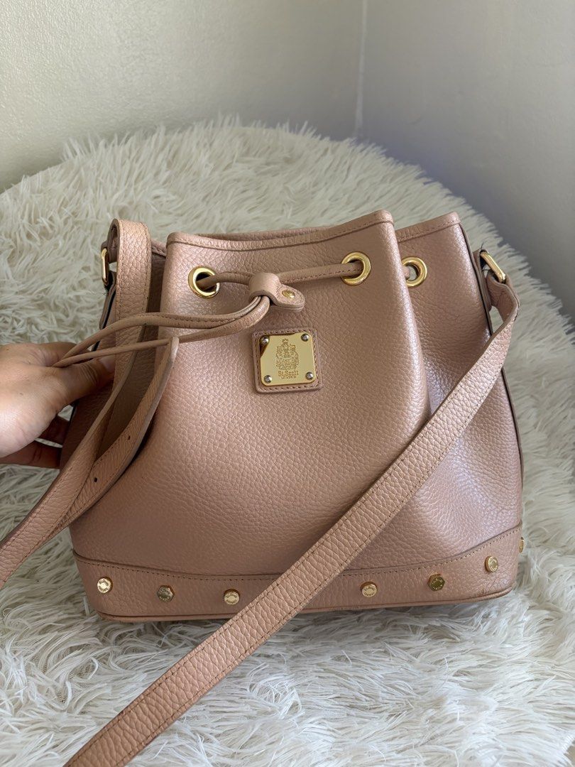 Preloved St. Scott Bucket bag (Category: Cross-body Bags) located in General Mariano Alvarez. Submitted by maxiscollections (Listing ID 1461949910, Image 3). Description: Preloved St. Scott Bucket bag Leather Medium size Available in Black and Beige color.