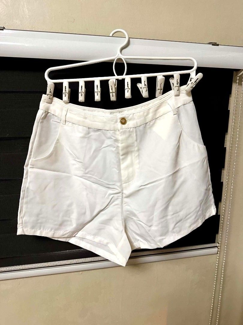 Preloved white shorts (Category: Shorts) located in Manila. Submitted by franeyney (Listing ID 1461798147, Image 1). Description: Preloved zanzea white shorts XL 240 plus sf.
