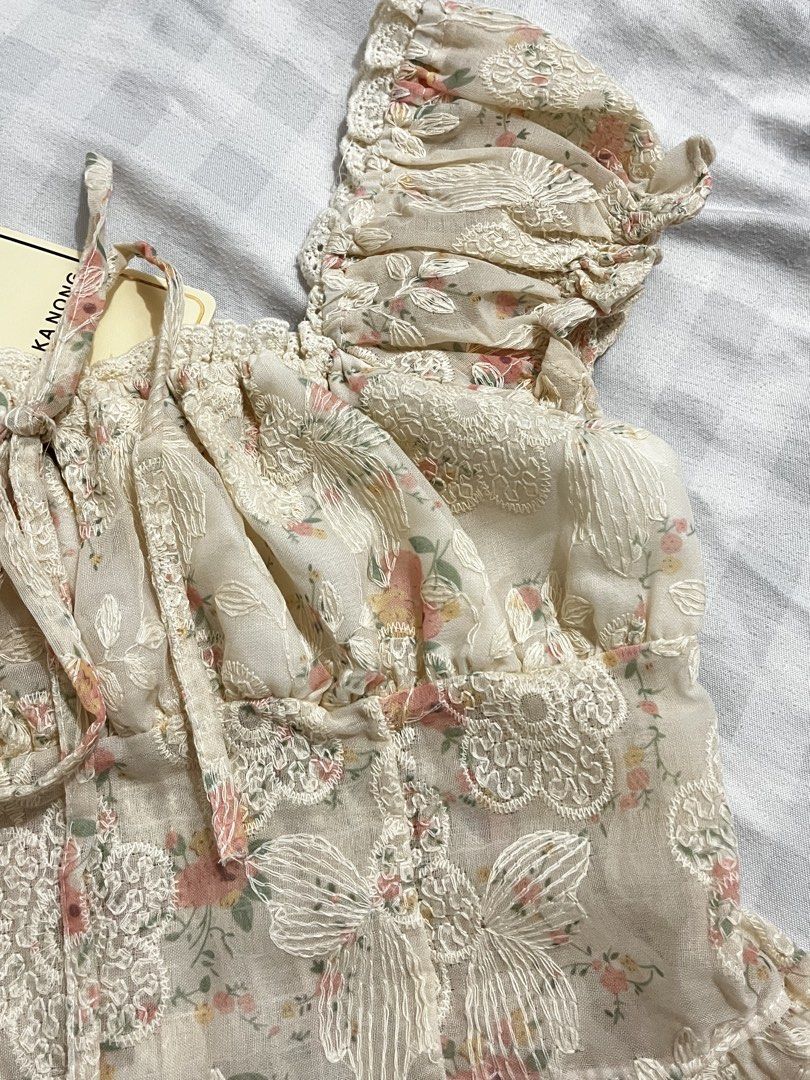 Puff Sleeve Lace Floral Top (Category: Dresses) located in Valenzuela. Submitted by mrythings (Listing ID 1462010876, Image 3). Description: - Sweet floral top - Brand-new. Bought from BKK Pasabuy - RFS: Declutter..