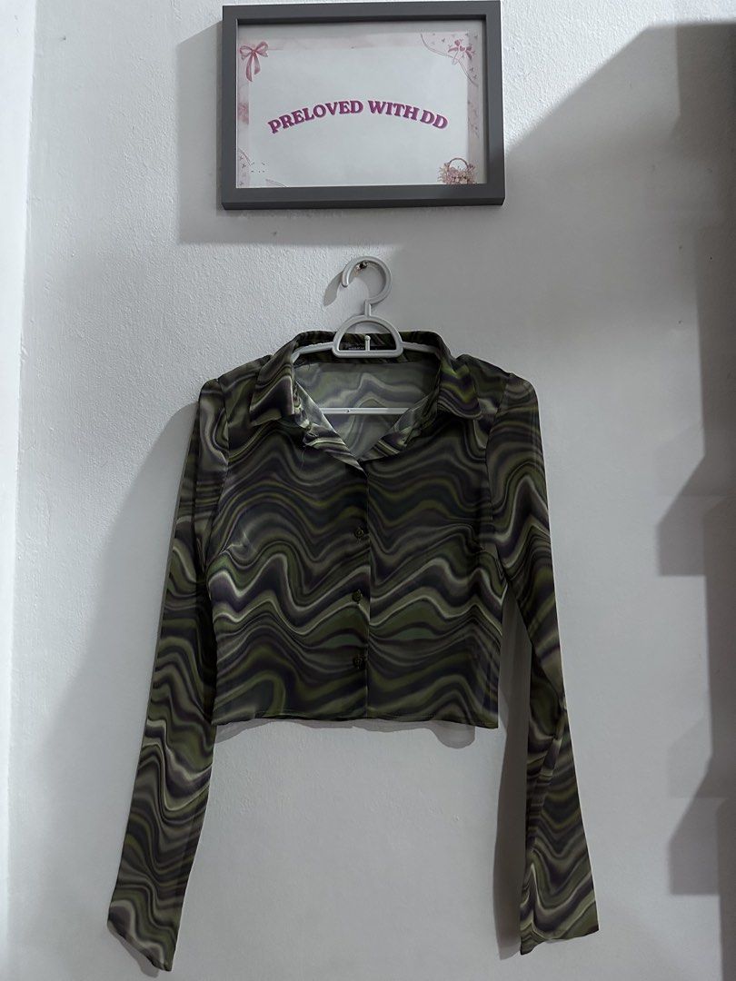 Pull & Bear Top (Category: Blouses) located in Cheras. Submitted by prelovedwithdd (Listing ID 1461990077, Image 1). Description: - Brand: Pull & Bear - Type: Cropped Top - Size: XS (EU 34 / UK 6 / US 2) - Color: Olive green and purple abstract wavy print - Good Condition (Wore Once Only).