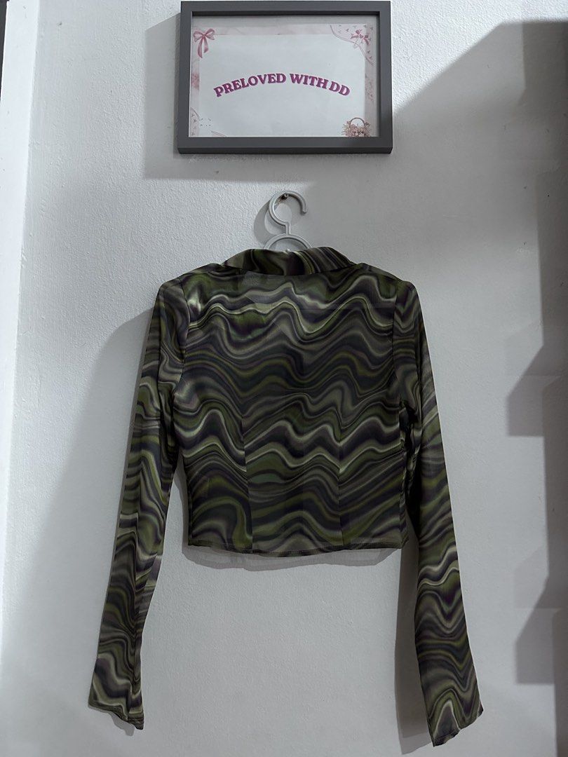 Pull & Bear Top (Category: Blouses) located in Cheras. Submitted by prelovedwithdd (Listing ID 1461990077, Image 2). Description: - Brand: Pull & Bear - Type: Cropped Top - Size: XS (EU 34 / UK 6 / US 2) - Color: Olive green and purple abstract wavy print - Good Condition (Wore Once Only).