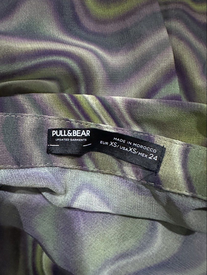 Pull & Bear Top (Category: Blouses) located in Cheras. Submitted by prelovedwithdd (Listing ID 1461990077, Image 3). Description: - Brand: Pull & Bear - Type: Cropped Top - Size: XS (EU 34 / UK 6 / US 2) - Color: Olive green and purple abstract wavy print - Good Condition (Wore Once Only).