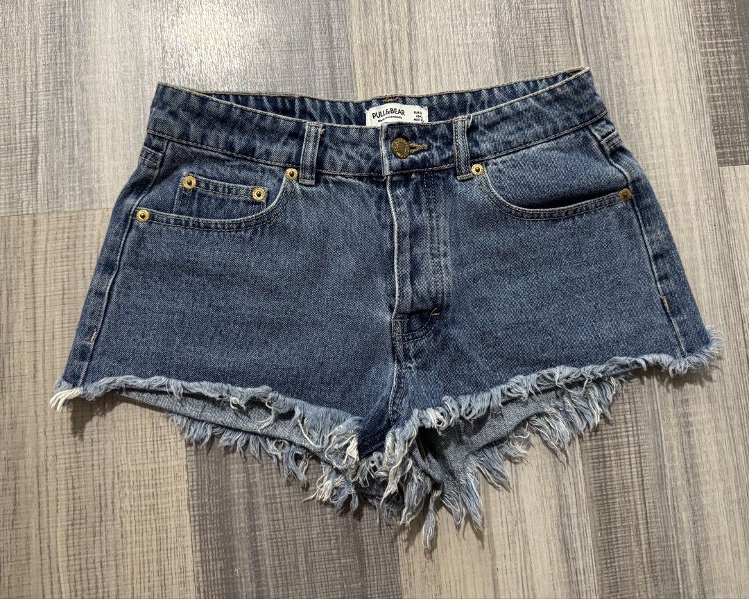 Pull&bear Denim Shorts (Category: Shorts) located in Orani. Submitted by iveecrz (Listing ID 1461834623, Image 1). Description: Size 27inch.