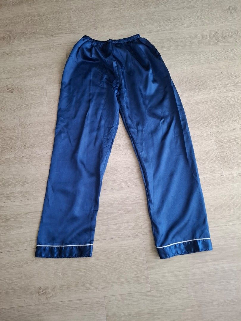Pyjamas (Category: New Undergarments & Loungewear) located in Singapore. Submitted by oliveoliveiro (Listing ID 1461810380, Image 3). Description: XL but suitable for S as the size is running small.