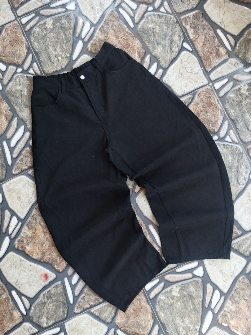 random baggy barrel denim pants (Category: Jeans) located in Baggao. Submitted by thriftislife123 (Listing ID 1461935701, Image 1). Description: w:freewaist l:41 hem:11 issue:none off/legit pm for more details.