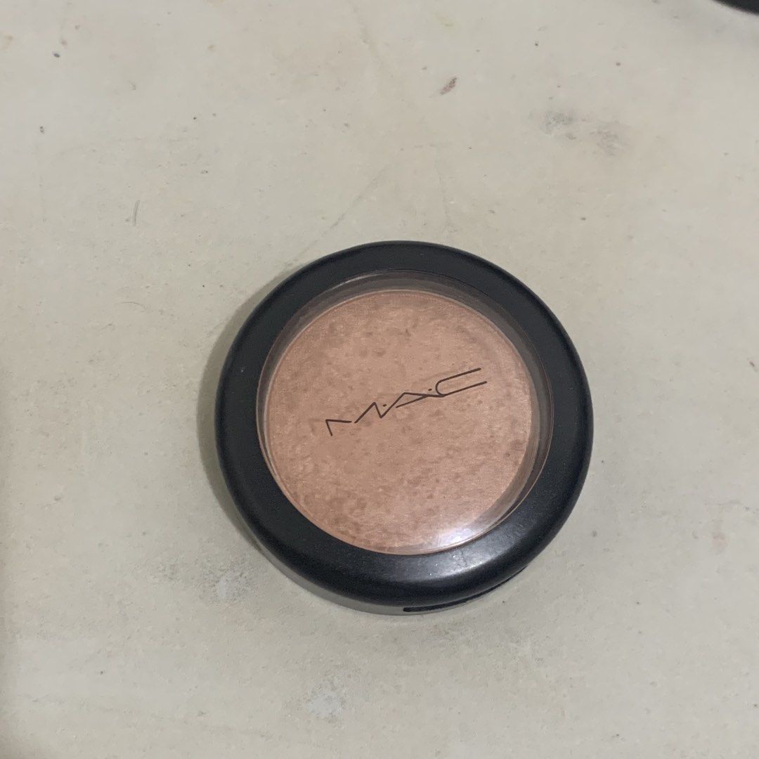 [RARE] MAC Margin Blush (Collector’s Item) (Category: Makeup) located in San Pascual. Submitted by khatpeachy89p08 (Listing ID 1461804509, Image 1). Description: - MAC powder blush - Lovely peachy-pink shade - Subtle shimmer finish - Black compact with clear lid - Used, but still has plenty of product left - Perfect for a healthy, glowing look.