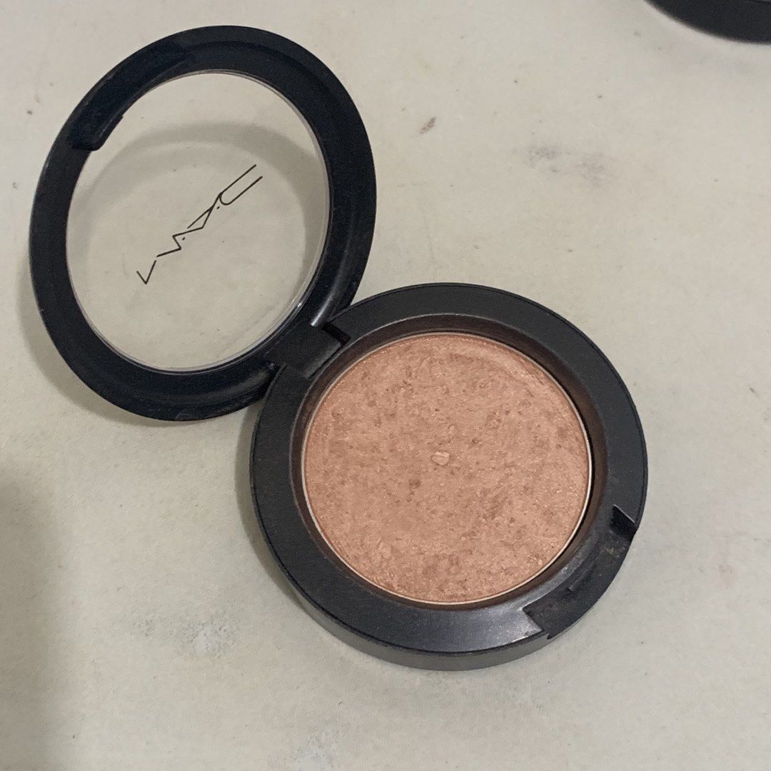 [RARE] MAC Margin Blush (Collector’s Item) (Category: Makeup) located in San Pascual. Submitted by khatpeachy89p08 (Listing ID 1461804509, Image 3). Description: - MAC powder blush - Lovely peachy-pink shade - Subtle shimmer finish - Black compact with clear lid - Used, but still has plenty of product left - Perfect for a healthy, glowing look.