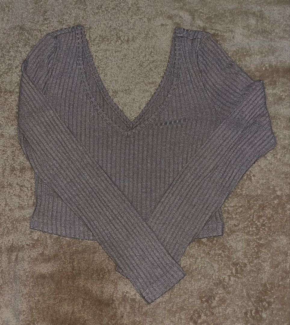Ribbed V-Neck Long Sleeve Crop Top (Category: Longsleeves) located in Baguio. Submitted by pacola_fits (Listing ID 1461990995, Image 1). Description: - Grey ribbed long sleeve crop top - Flattering V-neckline - Stretchy material for a comfortable fit - Best fits size Small to Medium - Ideal for layering or wearing solo - Versatile piece for casual outings.
