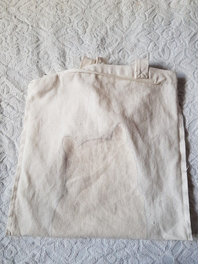 Rip N Dip Tote Bag (Category: Tote Bags) located in Santo Domingo. Submitted by jcobedoza213916 (Listing ID 1461817269, Image 3). Description: Rip N Dip Tote Bag Women's width 13 lenght 14 working zipper under zip 7 good condition color rate 9.5/10 no issue: no pinhole no flaws no discoloration.