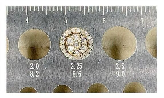 Round manyways diamond earrings (Category: Earrings) located in Malolos. Submitted by keenhorse_ef38ab (Listing ID 1461805842, Image 3). Description: .50carat diamond 18karat gold COD/COP VIA LBC NO MEETUP 1,000 DOWNPAYMENT REQUIRED.