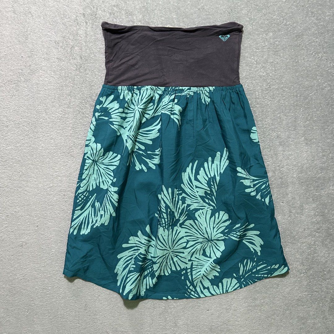 Roxy Strapless Floral Dress M/M 2000s edition (Category: Dresses) located in Villaverde. Submitted by bakatzy_secondhand_garments (Listing ID 1461844320, Image 3). Description: - Roxy strapless dress - Size: M/M - Top: Dark grey, ruched - Skirt: Teal and light green floral print - Features: Elasticated waist - Ideal for: Beach days, casual wear.