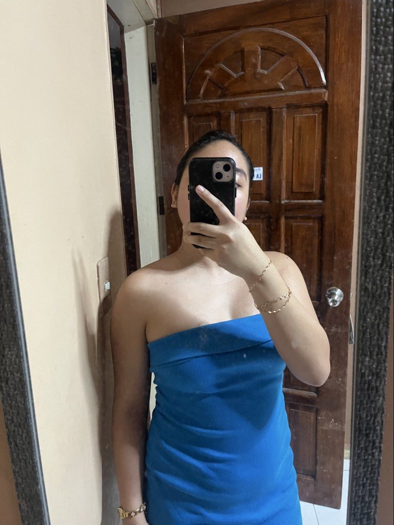 Royal Blue Strapless Bodycon Dress (Category: Dresses) located in Dagupan City. Submitted by whimsyluns (Listing ID 1461827876, Image 3). Description: seller height: 5’4 dress sizing: bust: 26-30inch waist: 30-34 length: 43 ~slit at the side ~fold design at bust area ~royal blue color 10/10 color condition ~ has back details -thick fabric not shein type iykyk 💙perfect for formal dress/ evening date/ formal date so chic 🫶🏻 .
