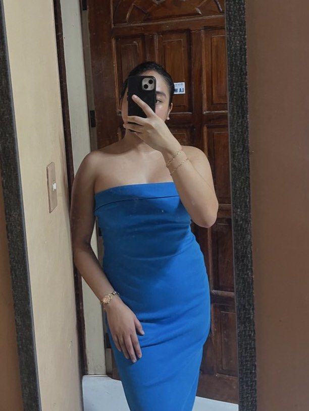 Royal Blue Strapless Bodycon Dress (Category: Dresses) located in Dagupan City. Submitted by whimsyluns (Listing ID 1461827876, Image 2). Description: seller height: 5’4 dress sizing: bust: 26-30inch waist: 30-34 length: 43 ~slit at the side ~fold design at bust area ~royal blue color 10/10 color condition ~ has back details -thick fabric not shein type iykyk 💙perfect for formal dress/ evening date/ formal date so chic 🫶🏻 .