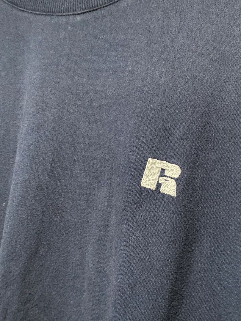 Russel Athletic Crew Neck With Dual Pockets (SIZE LARGE) (Category: Tshirts & Polo Shirts ) located in Manila. Submitted by brothersarchive (Listing ID 1461973339, Image 2). Description: Up for sale is a unique and rare navy blue Russell Athletic long-sleeve crewneck shirt. This piece stands out from typical sportswear with its distinctive dual utility front pockets at the waist, combining functional streetwear style with classic comfort..