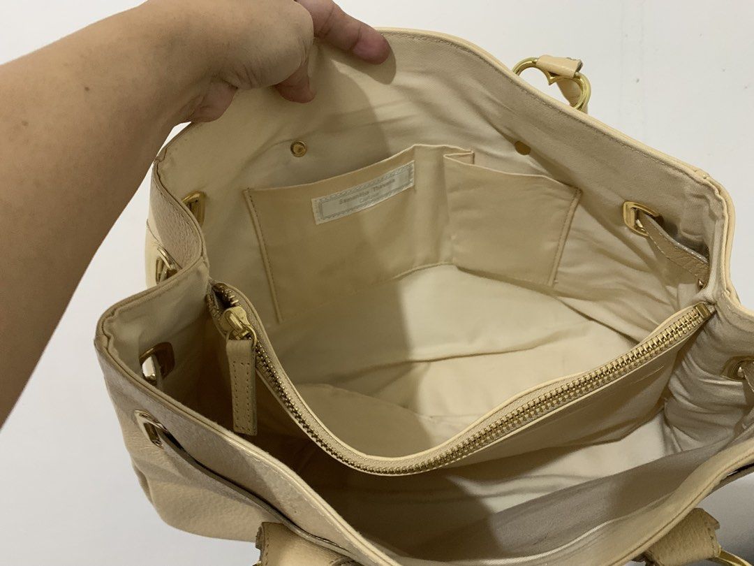 SAMANTHA THAVASA HANDBAG (Category: Shoulder Bags) located in Marikina City. Submitted by truecrystal-aef7 (Listing ID 1461962220, Image 3). Description: SAMANTHA THAVASA HANDBAG ORIGINALLY BOUGHT IN JAPAN 🇯🇵 NEW NEVER USED WITH 3 COMPARTMENTS ZIPPER CLOSURE MIDDLE COMPARTMENT CLEAN INSIDE AND OUT ❌ NO REFUND, NO RETURN , NO EXCHANGE SHIPPING FEE SHOULDER BY THE BUYER MOP : GCASH, BANK TRANSFER VIA : 🛵 J&T LALAMOVE (same day delivery) .