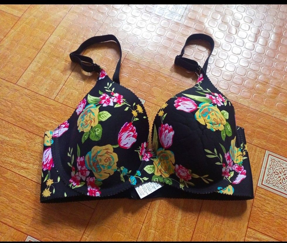 Seamless Floral Bra Size:34B (Category: Undergarments & Loungewear) located in Navotas City. Submitted by vanilla_sandalwood (Listing ID 1461808172, Image 3). Description: -Brand: Shayaway -Size: 34B -Like New -Seamless Floral -Underwire -Regular Pads.