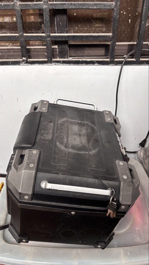 SEC ALLOY TOP BOX 45L WITH BRACKET (Category: Other Motorcycles Parts and Accessories) located in Imus. Submitted by keyraaazay (Listing ID 1461804097, Image 2). Description: kasama sa biniling motor di na gagamitin.