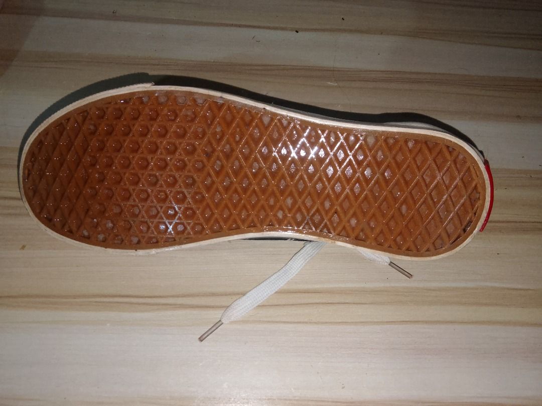 Second hand Vans Low cut (Category: Shoe inserts & accessories) located in Caloocan City. Submitted by princearl12 (Listing ID 1461819593, Image 2). Description: my sister owned them but he give at me beacuse is getting taller and is feet is not Fit at all that why I want to see the Item to earn money for school.