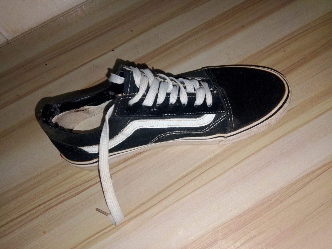 Second hand Vans Low cut (Category: Shoe inserts & accessories) located in Caloocan City. Submitted by princearl12 (Listing ID 1461819593, Image 3). Description: my sister owned them but he give at me beacuse is getting taller and is feet is not Fit at all that why I want to see the Item to earn money for school.