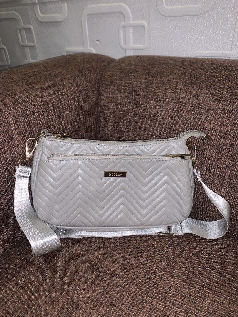 Secosana Crossbody Bag (Category: Cross-body Bags) located in Manila. Submitted by jei_sol (Listing ID 1461911891, Image 1). Description: - Secosana grey crossbody bag - Stylish chevron quilted exterior - Multiple interior compartments for organization - Interior zip pocket for secure storage - Detachable and adjustable strap for versatile wear - Elegant gold-tone hardware - Ideal for everyday use.