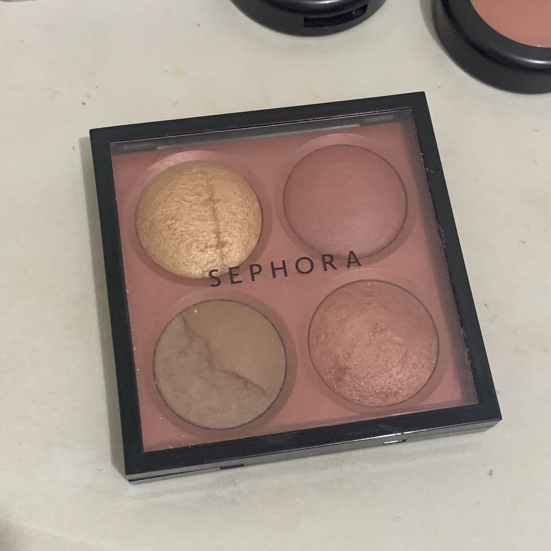 SEPHORA Microsmooth Captivate Multi-Use Face Palette (Category: Makeup) located in San Pascual. Submitted by khatpeachy89p08 (Listing ID 1461804546, Image 1). Description: - SEPHORA Microsmooth Captivate Palette - Multi-tasking face powders: Blush, Bronzer, Highlighter - Lightweight formula, blends effortlessly - Made with 73% recycled plastic - Fragrance-free & Mineral oil-free - Dermatologically tested - Vegan.