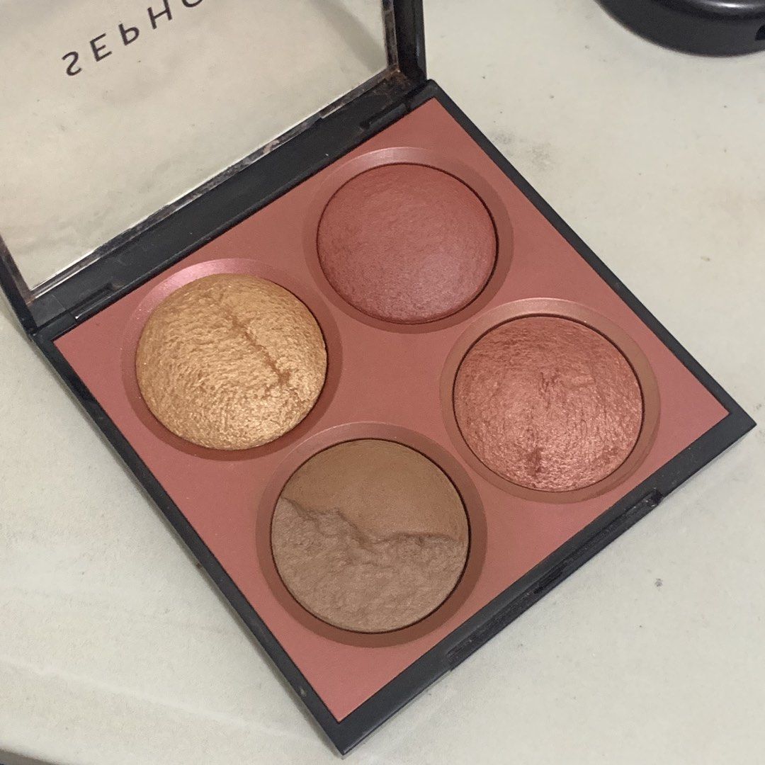 SEPHORA Microsmooth Captivate Multi-Use Face Palette (Category: Makeup) located in San Pascual. Submitted by khatpeachy89p08 (Listing ID 1461804546, Image 2). Description: - SEPHORA Microsmooth Captivate Palette - Multi-tasking face powders: Blush, Bronzer, Highlighter - Lightweight formula, blends effortlessly - Made with 73% recycled plastic - Fragrance-free & Mineral oil-free - Dermatologically tested - Vegan.