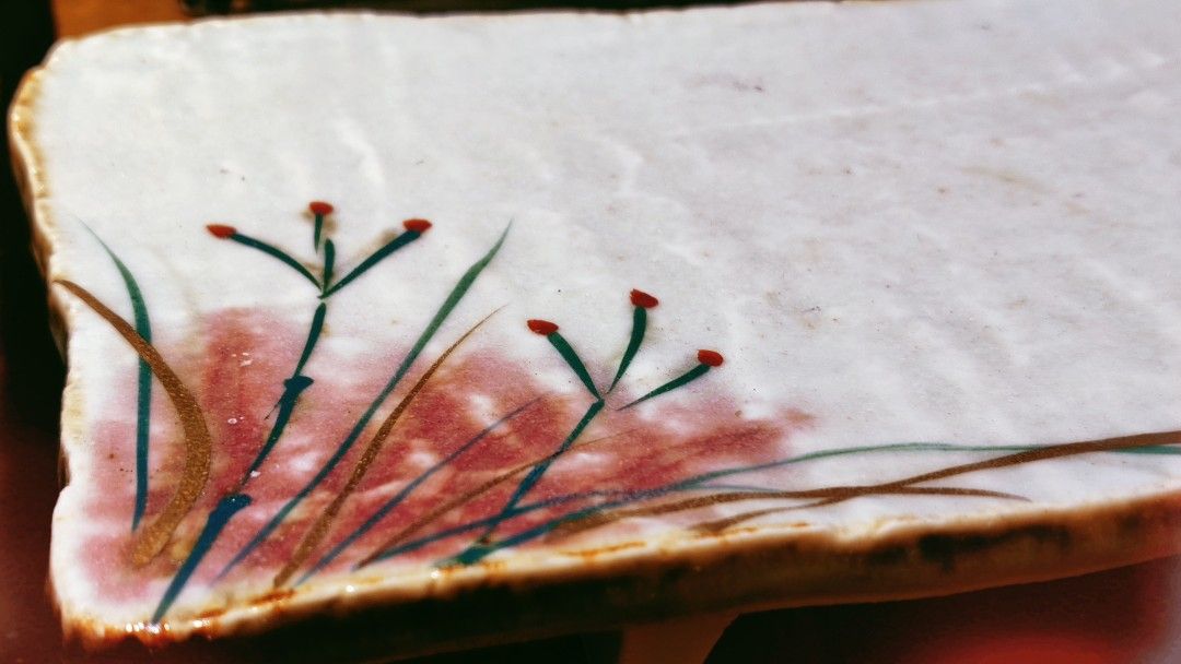 Set of 6 Rectangular Ceramic Plates with Floral Design (Category: Dinnerware & Cutlery) located in Bulacan. Submitted by babz30261 (Listing ID 1461919958, Image 2). Description: Selling a set of 6 rectangular ceramic plates. Each plate has a unique floral design with red and green accents, and a gold trim. The edges are slightly irregular, giving them a handmade feel. Great for serving appetizers or small dishes. Perfect for adding a decorative t