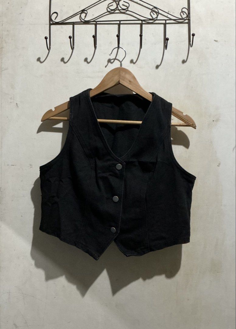 SHEIN CROP DENIM BLACK VEST (Category: Others Tops) located in Dagupan City. Submitted by trendies_collection (Listing ID 1462014243, Image 1). Description: Brand new with pouch Large on tag No issue.