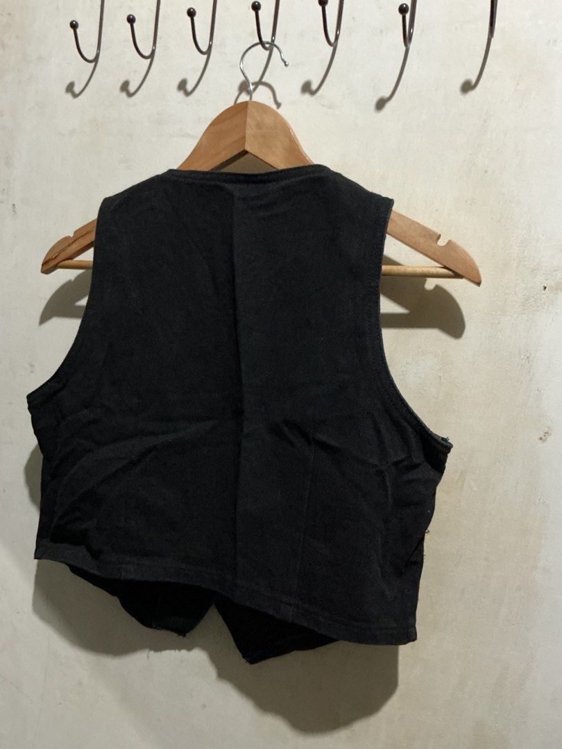 SHEIN CROP DENIM BLACK VEST (Category: Others Tops) located in Dagupan City. Submitted by trendies_collection (Listing ID 1462014243, Image 3). Description: Brand new with pouch Large on tag No issue.