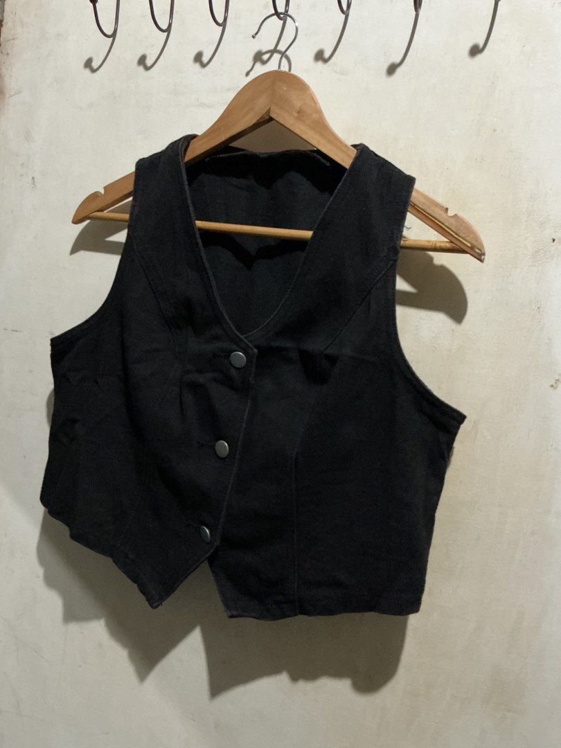 SHEIN CROP DENIM BLACK VEST (Category: Others Tops) located in Dagupan City. Submitted by trendies_collection (Listing ID 1462014243, Image 2). Description: Brand new with pouch Large on tag No issue.
