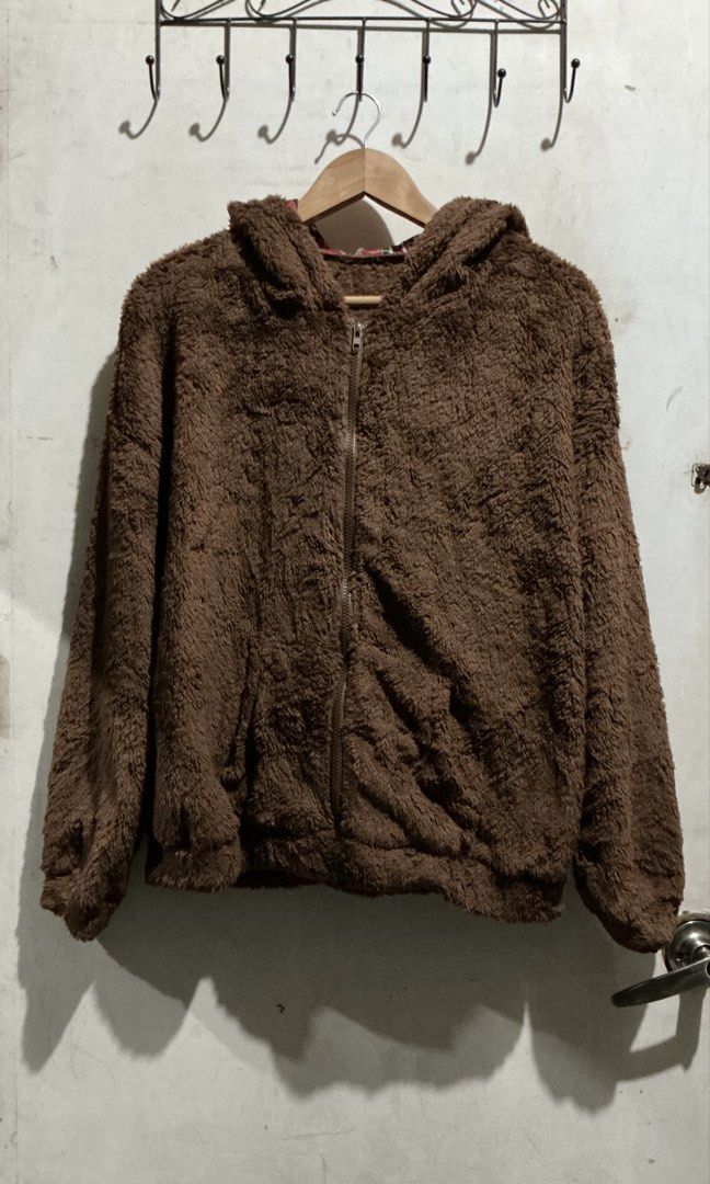SHEIN FUR HOODED SWEATER (Category: Coats, Jackets and Outerwear) located in Dagupan City. Submitted by trendies_collection (Listing ID 1462006667, Image 1). Description: Brand new with pouch Large on tag, fit up to xl With hood No issue.