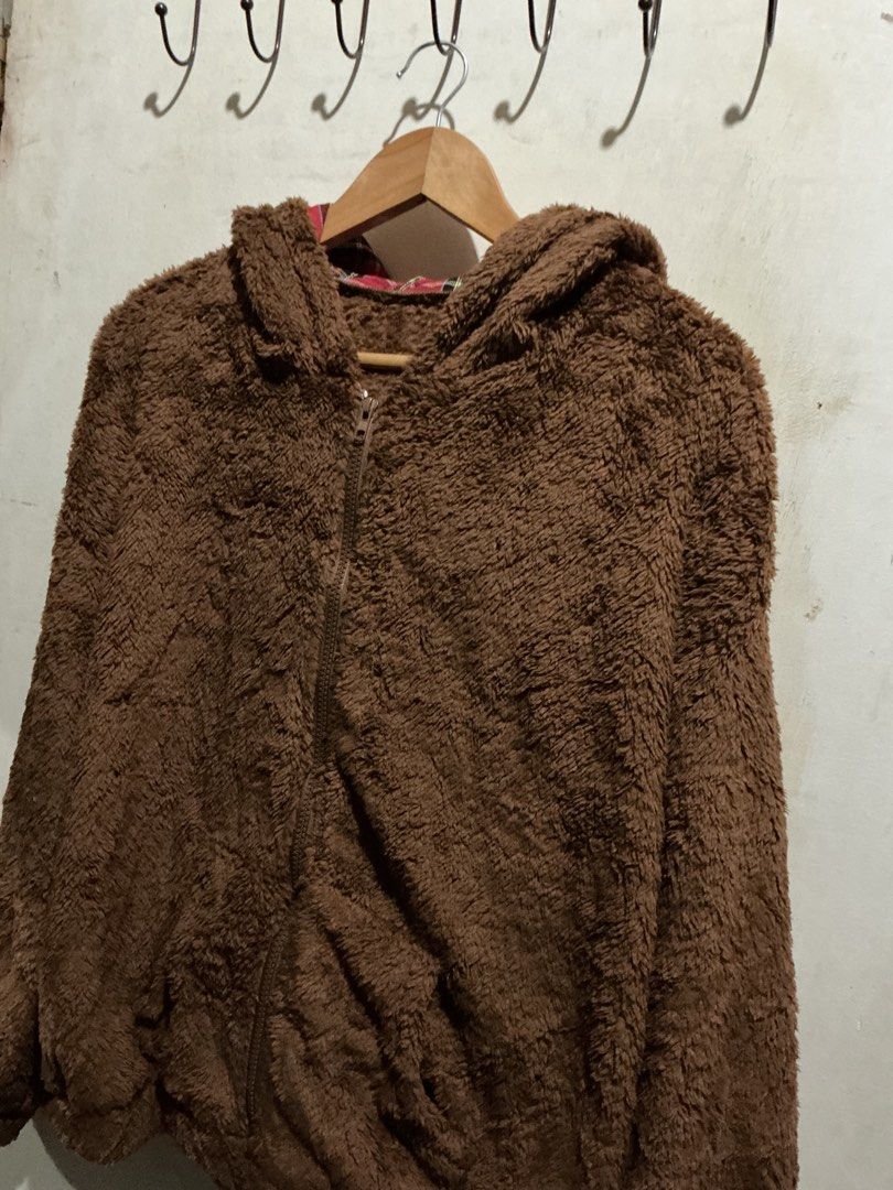 SHEIN FUR HOODED SWEATER (Category: Coats, Jackets and Outerwear) located in Dagupan City. Submitted by trendies_collection (Listing ID 1462006667, Image 2). Description: Brand new with pouch Large on tag, fit up to xl With hood No issue.