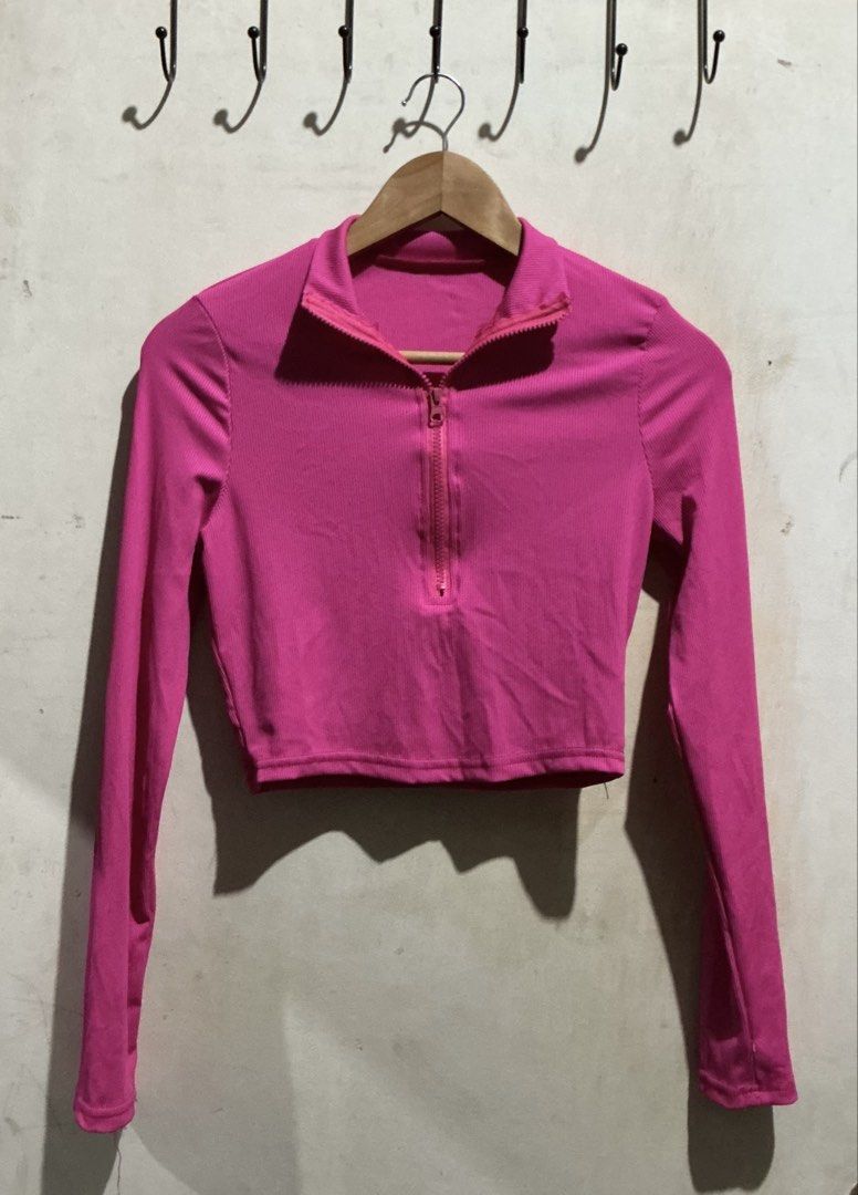 SHEIN HOT PINK CROP WORK OUT TOP (Category: Activewear) located in Dagupan City. Submitted by trendies_collection (Listing ID 1462013974, Image 1). Description: Brand new with pouch Medium on tag, Best fit medium to large No issue.