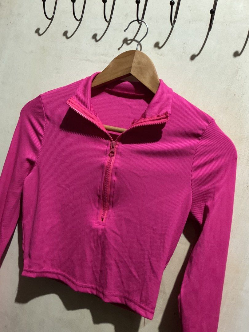 SHEIN HOT PINK CROP WORK OUT TOP (Category: Activewear) located in Dagupan City. Submitted by trendies_collection (Listing ID 1462013974, Image 3). Description: Brand new with pouch Medium on tag, Best fit medium to large No issue.