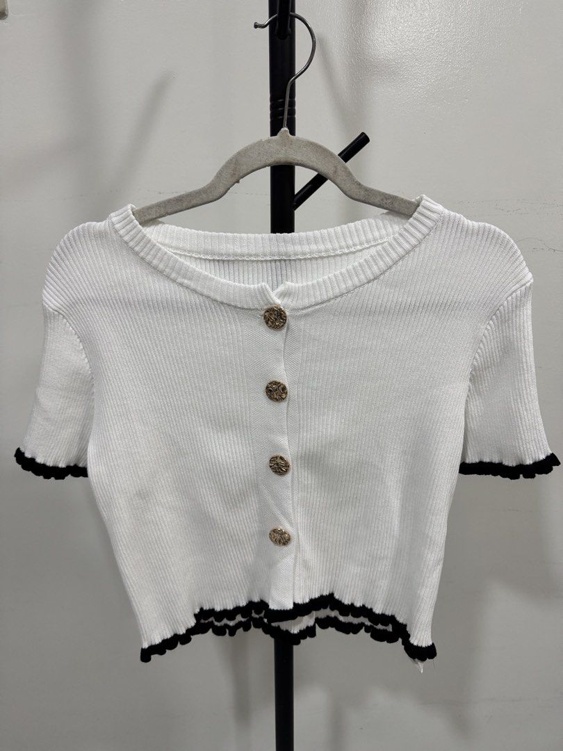 SHEIN Knit Top Black and White - S (Category: Blouses) located in Davao. Submitted by weargels (Listing ID 1461853829, Image 2). Description: .