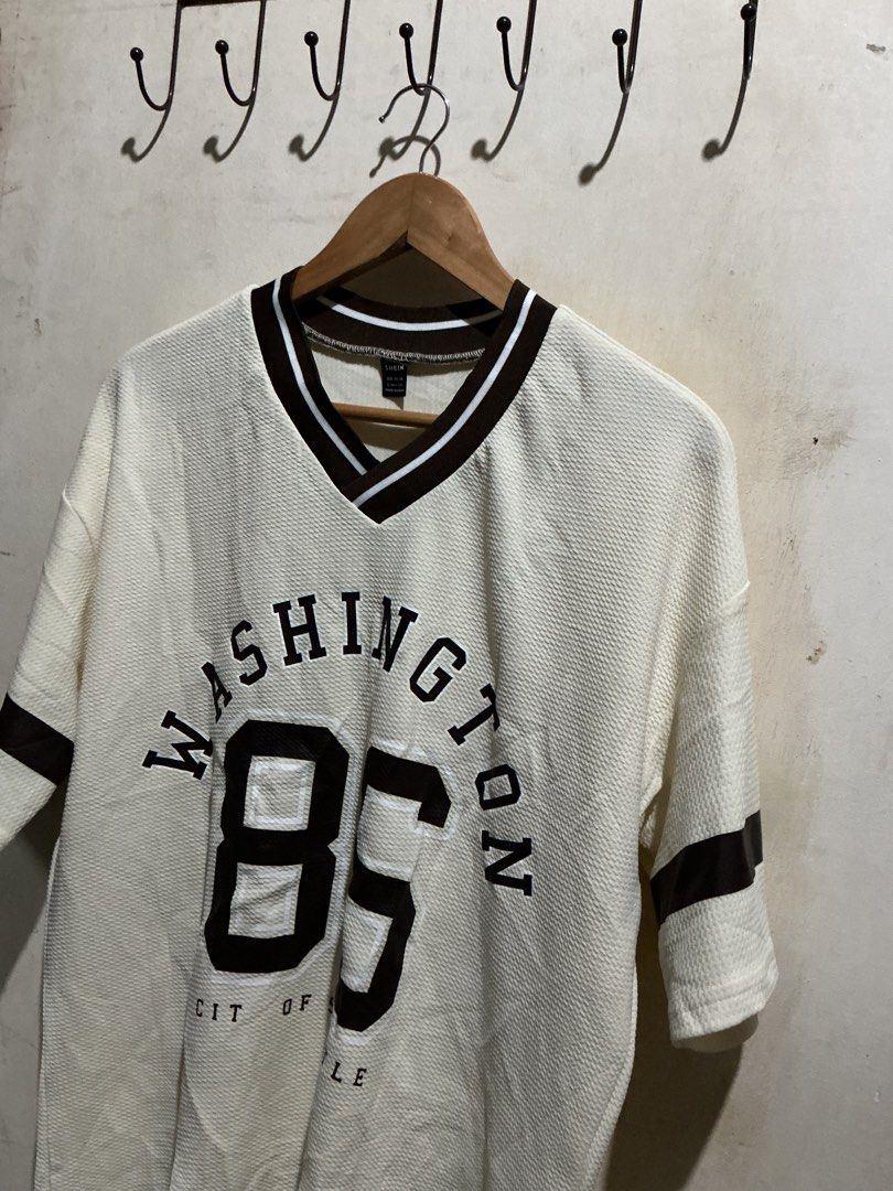SHEIN OVERSIZED JERSEY SHIRT (Category: Tshirts & Polo Shirts ) located in Dagupan City. Submitted by trendies_collection (Listing ID 1462001130, Image 2). Description: Brand new with pouch Large on tag, Fits up to xl May issue lang sa spelling, missing letter ( slide to see photo ).
