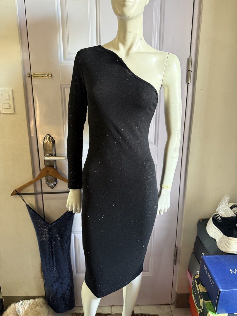 SHEIN Unity Bodycon Glitter Dress (Category: Dresses) located in Las Pinas. Submitted by sellerkjb (Listing ID 1461798198, Image 2). Description: BRAND NEW Medium Issue: missing yong parang metal strap as seen sa referenced photo. Can give discounts.