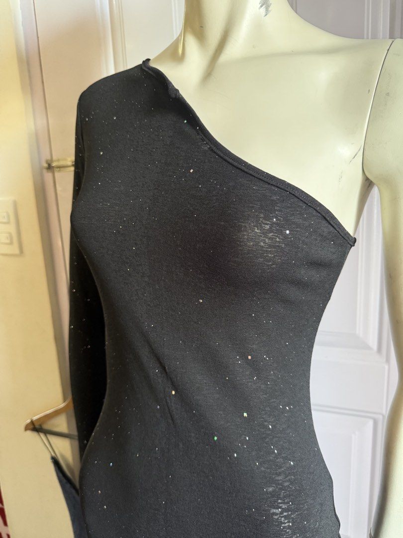 SHEIN Unity Bodycon Glitter Dress (Category: Dresses) located in Las Pinas. Submitted by sellerkjb (Listing ID 1461798198, Image 3). Description: BRAND NEW Medium Issue: missing yong parang metal strap as seen sa referenced photo. Can give discounts.