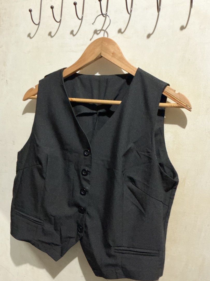SHEIN X DAZY SEMI CROP VEST TOP (Category: Others Tops) located in Dagupan City. Submitted by trendies_collection (Listing ID 1462014834, Image 3). Description: Brand new with pouch Xl on tag, best fit large Need wash, na stock na kasi.