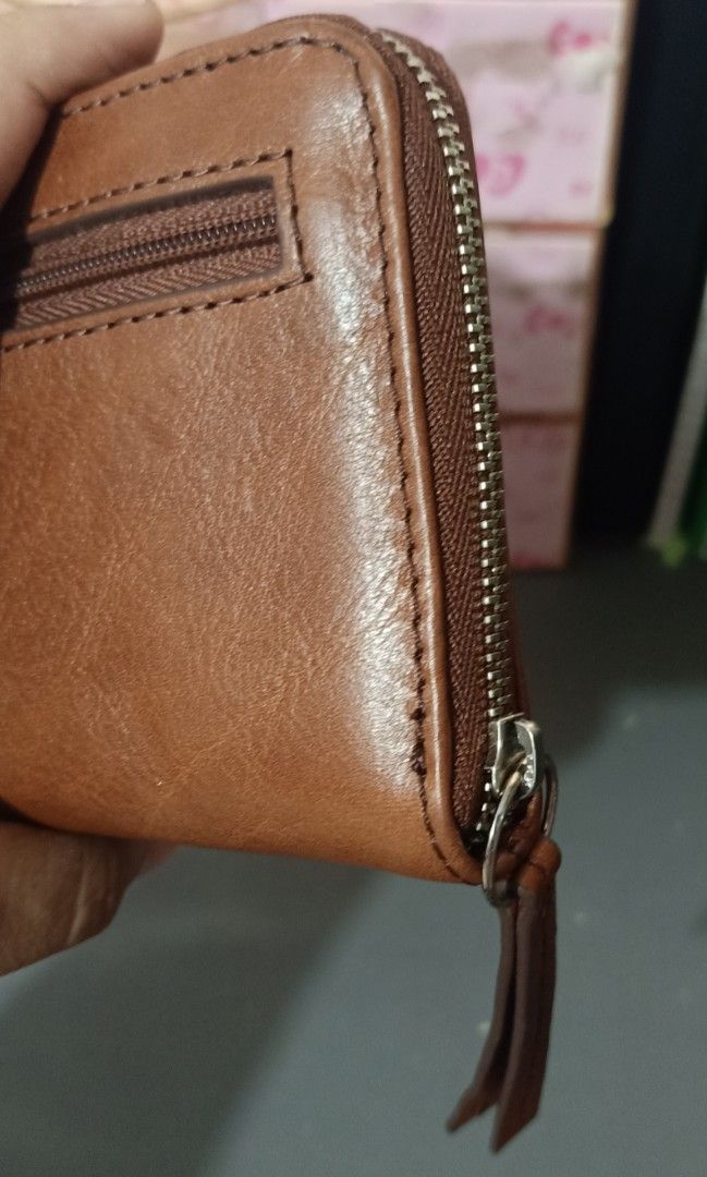 Short wallet (Category: Wallets & Card holders) located in General Trias. Submitted by murayta (Listing ID 1461918001, Image 3). Description: short wallet authentic fossil my flaws po s loob meet up Sunnybrook Robinsons pala pala sm dasma mangahan Waltermart mode of payment gcash maya bank transfer courier j&t thankyou.