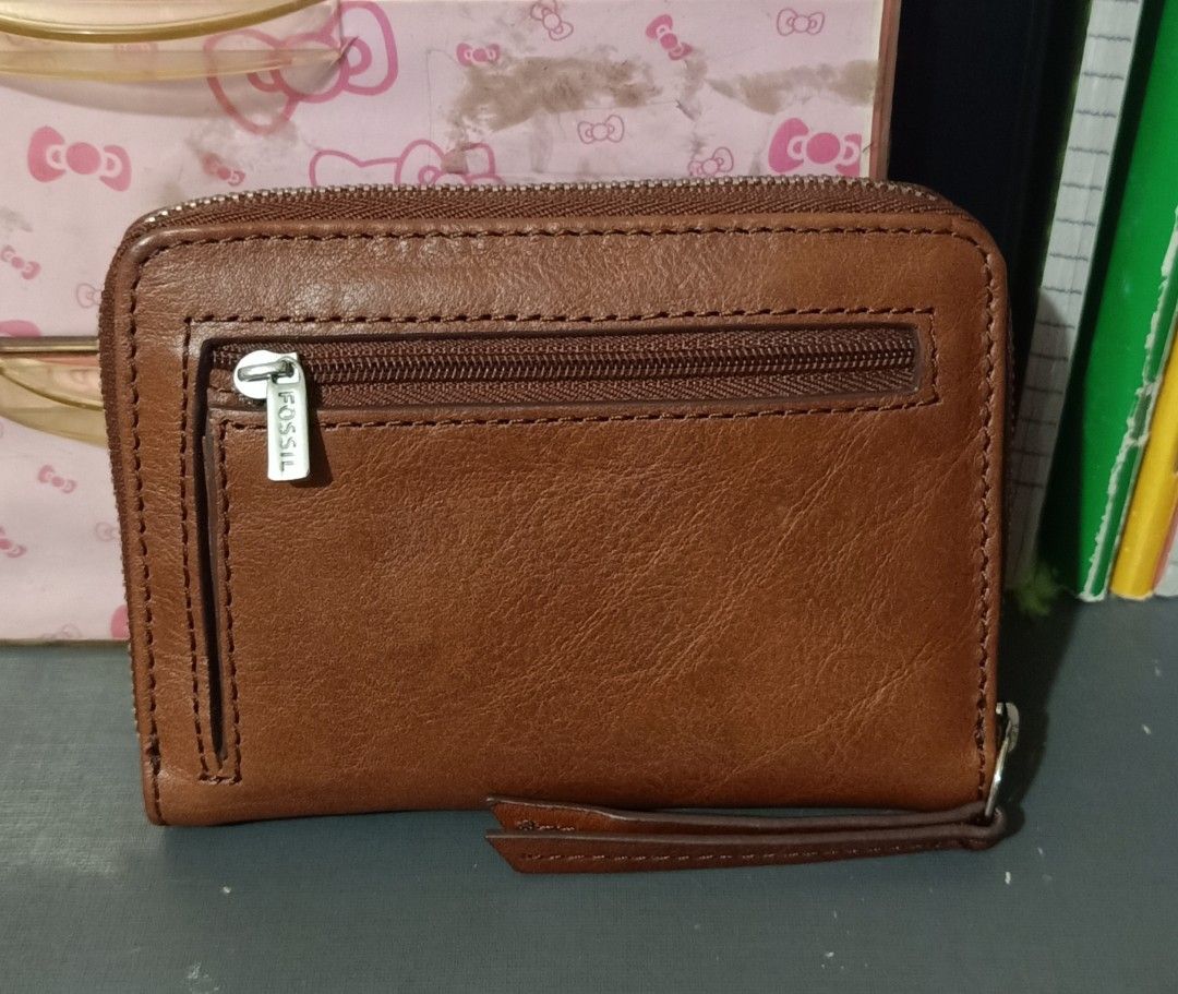 Short wallet (Category: Wallets & Card holders) located in General Trias. Submitted by murayta (Listing ID 1461918001, Image 2). Description: short wallet authentic fossil my flaws po s loob meet up Sunnybrook Robinsons pala pala sm dasma mangahan Waltermart mode of payment gcash maya bank transfer courier j&t thankyou.