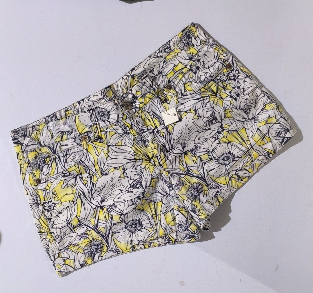 shorts (Category: Shorts) located in Manila. Submitted by ri_ca_purse_selection (Listing ID 1462030591, Image 3). Description: - Vemmer Italy shorts - Bold graffiti print with vibrant colors and text - White base color - Cuffed hem - Unique statement piece for an edgy, casual look.