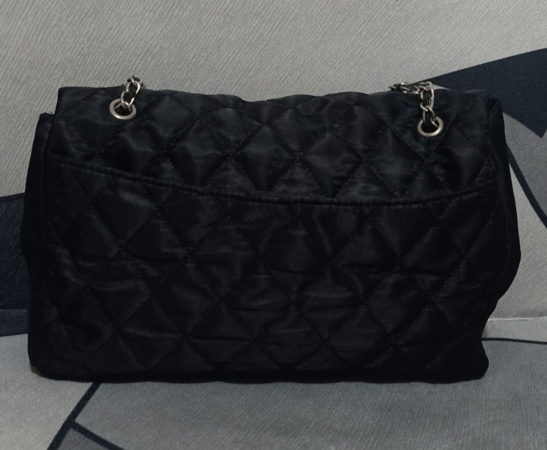 Shoulder bag (Category: Shoulder Bags) located in General Trias. Submitted by murayta (Listing ID 1461916014, Image 3). Description: signs of usage lng po halos d halata meet up Sunnybrook Robinsons pala pala sm dasma mangahan Waltermart mode of payment gcash maya bank transfer courier j&t thankyou.