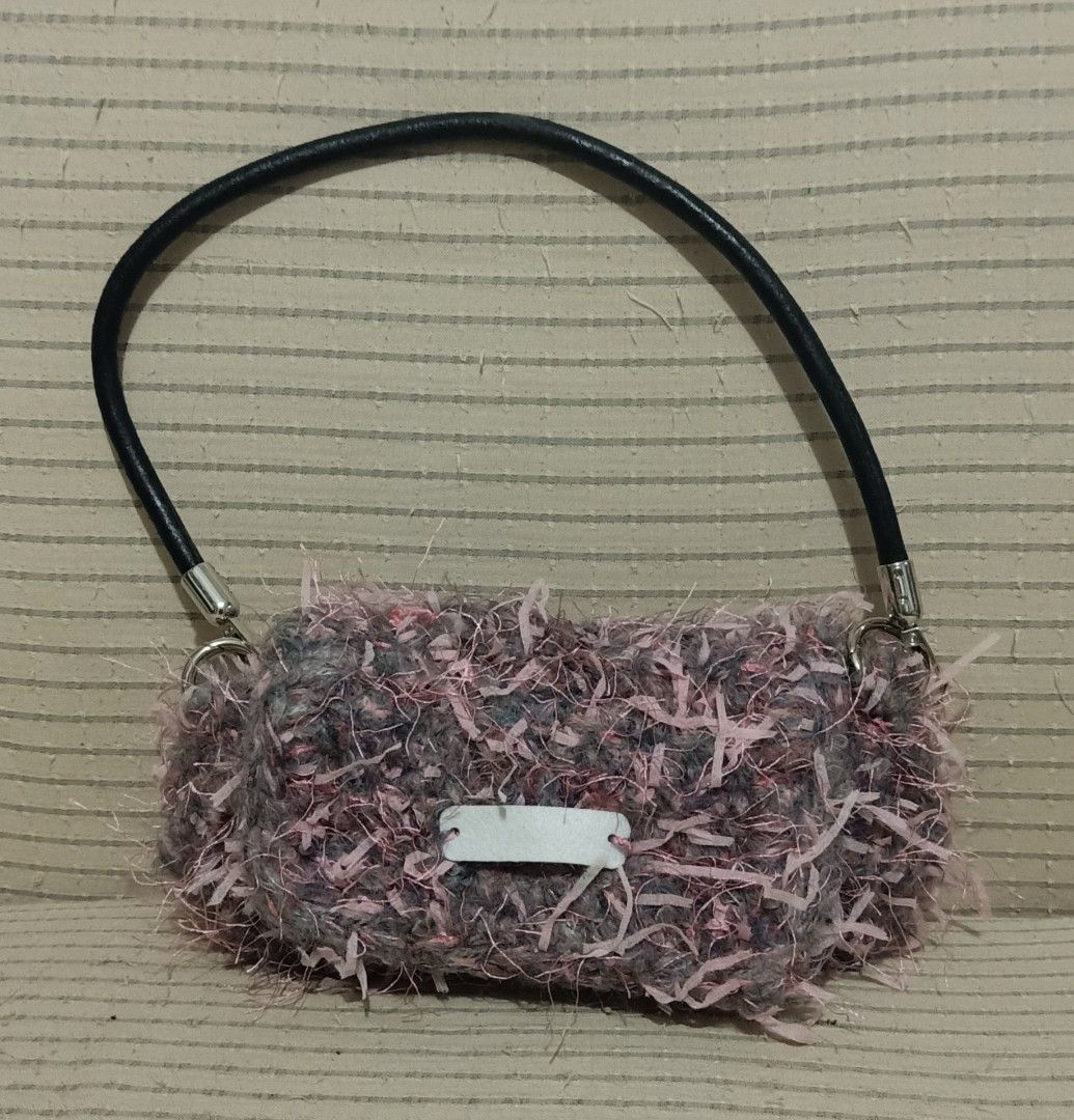 Shoulder bag (Category: Shoulder Bags) located in General Trias. Submitted by murayta (Listing ID 1461916370, Image 1). Description: signs of usage lng po halos d halata meet up Sunnybrook Robinsons pala pala sm dasma mangahan Waltermart mode of payment gcash maya bank transfer courier j&t thankyou.
