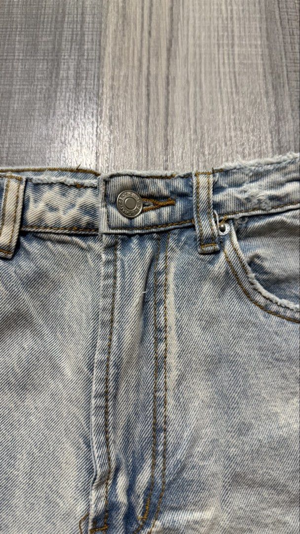 Signature 8 Denim Shorts (Category: Shorts) located in Orani. Submitted by iveecrz (Listing ID 1461835031, Image 3). Description: Size 27inch.
