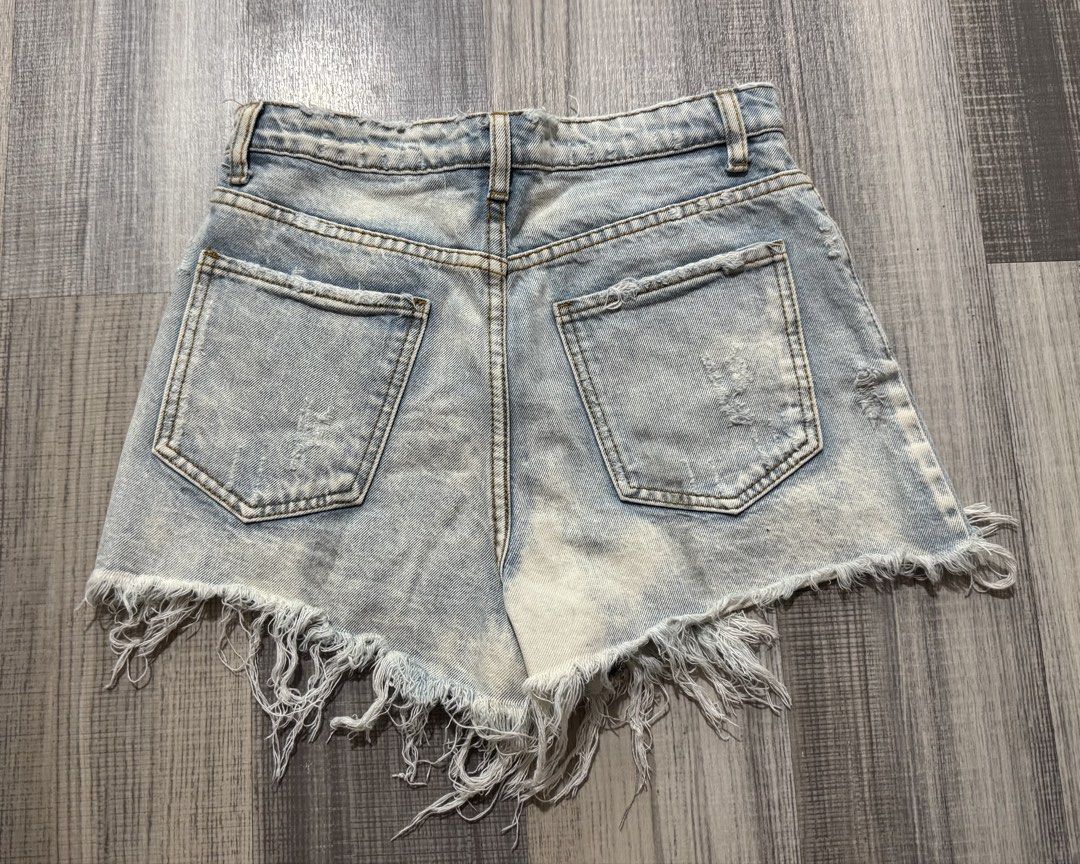 Signature 8 Denim Shorts (Category: Shorts) located in Orani. Submitted by iveecrz (Listing ID 1461835031, Image 2). Description: Size 27inch.